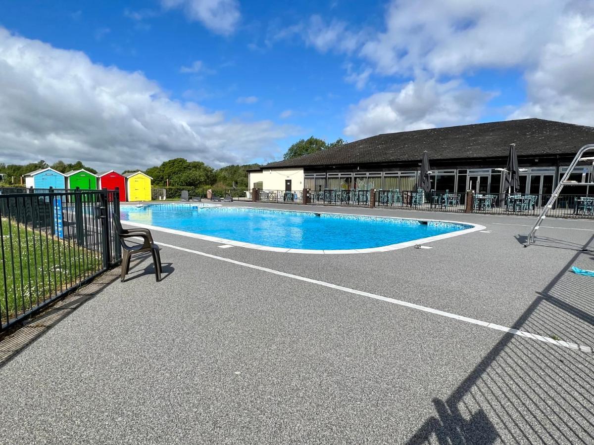 Dragonfly Lodge South Cerney Exterior foto